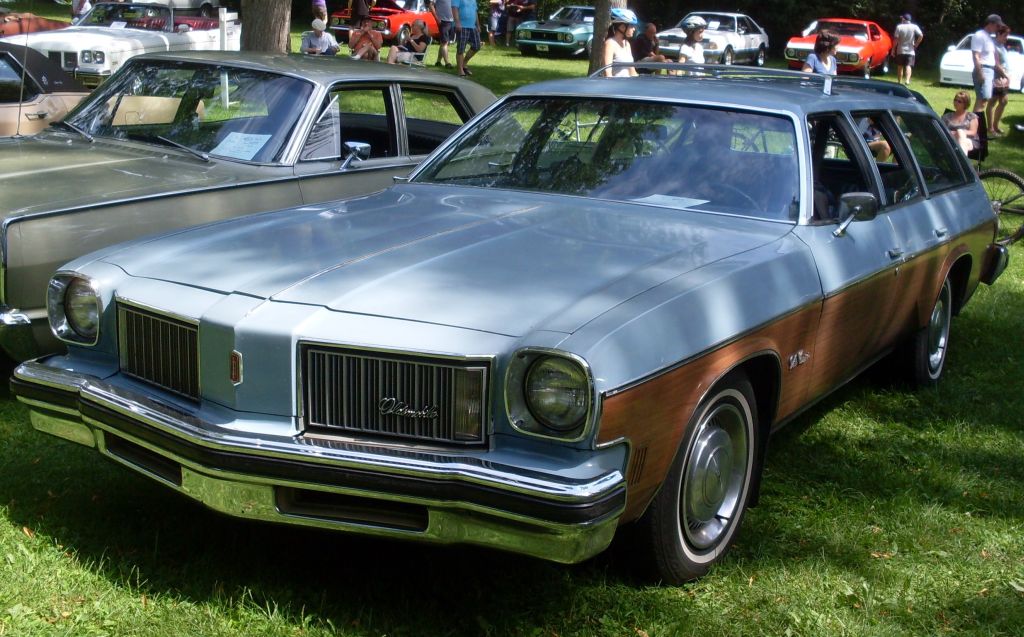 A 1975 Oldsmobile Vista Cruiser