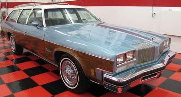 A 1976 Oldsmobile Vista Cruiser